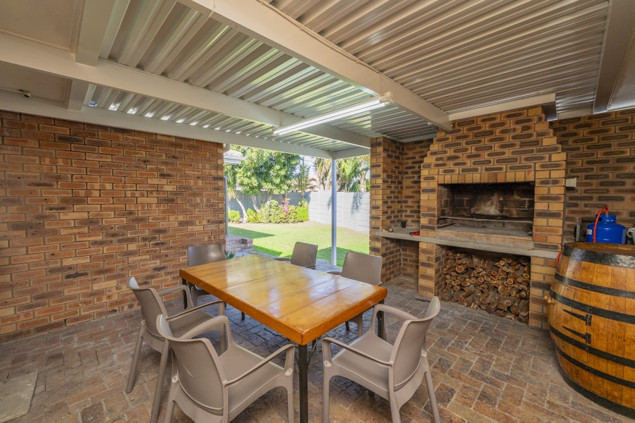 5 Bedroom Property for Sale in De Oude Spruit Western Cape